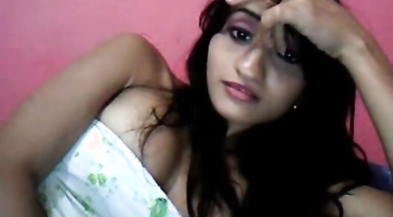 Lahori girl exposing her naked pussy on a webcam.