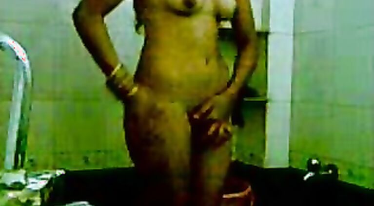 Bangalore Bhabhi In Shower - Movies.