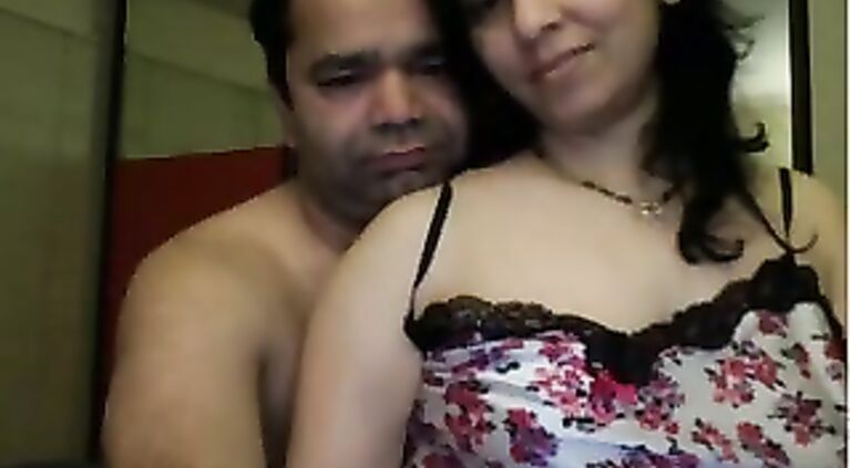 Sexy doodhwali bhabhi flashing big tits by removing her pink bra