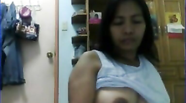 Mature manipuri slut naked on webcam exposing her big boobs and fingering her pussy with her finger.