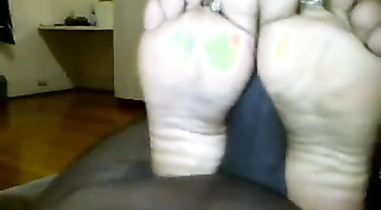 Indian wife Aradhana giving her husband a feet massage until he came on her feets!.