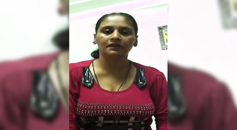 Bhabhi Showing Milky Boobs - Movies.