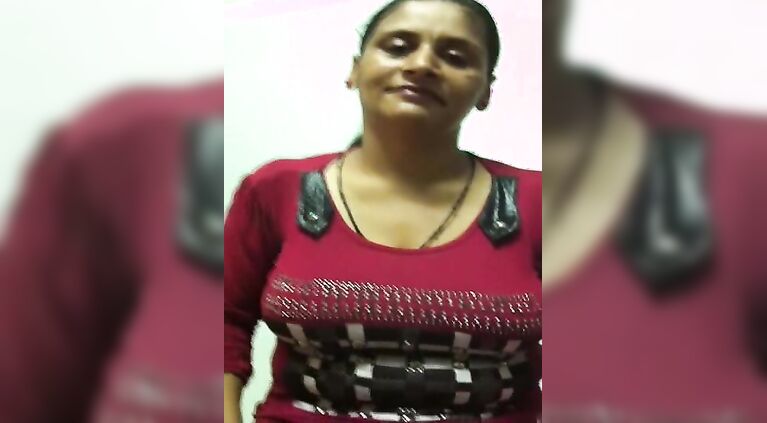 Bhabhi Showing Milky Boobs - Movies.