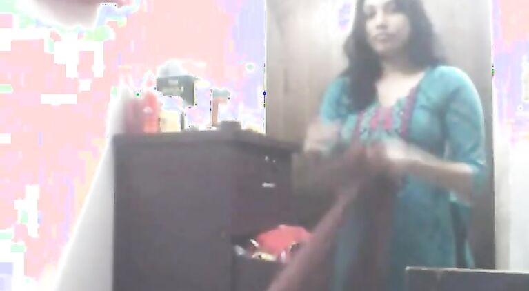 Punjabi housewife from Delhi cleavage show recorded by her neighbor while she was hanging her laundry