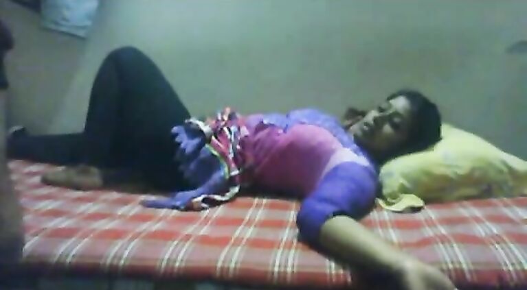 Stunning Pakistani beauty caught on webcam exposing her boobs to boyfriend who record the session