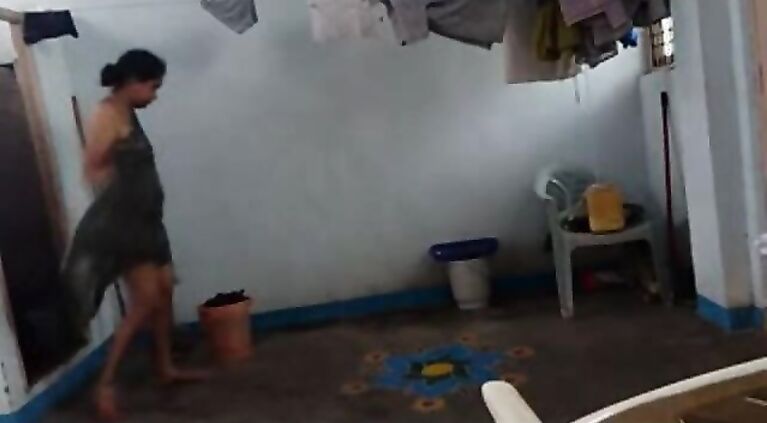 Bhabhi Changing After Shower - Movies. video2porn2