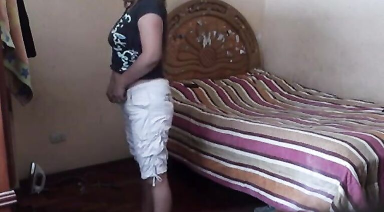 Mature Indian aunty after shower comes naked in room drying herself off with towel and dressing up unaware that camera was there filming her mms.