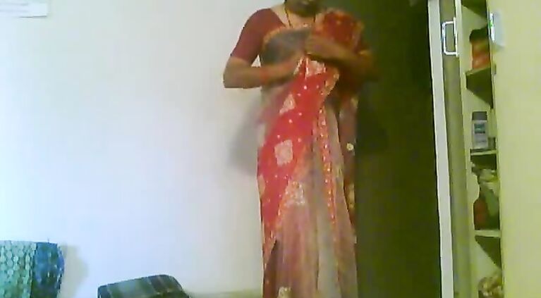 Housewife Caught Changing - Movies.