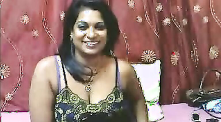 Nazia Bhabhi On WebCam - Movies.
