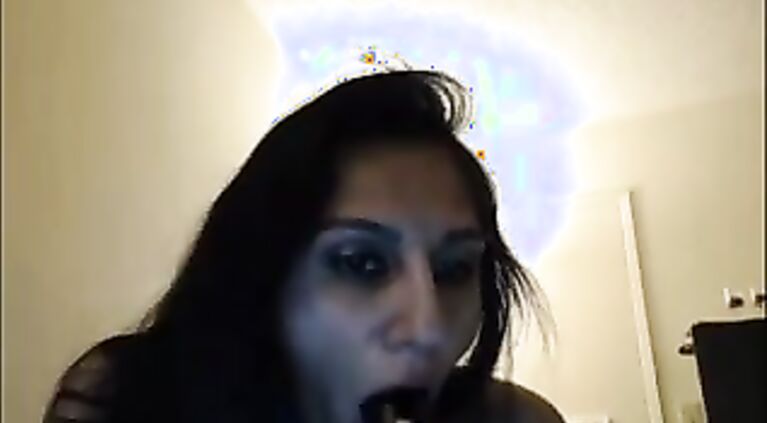 Delhi bhabhi doing live cam show from her bedroom sucking a big dildo pretending to give a blowjob to live public.