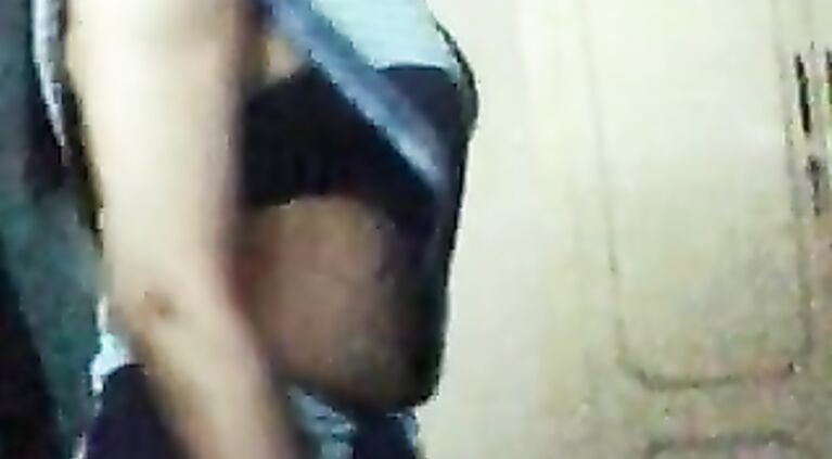 Aunty In Sleeveless Saree.