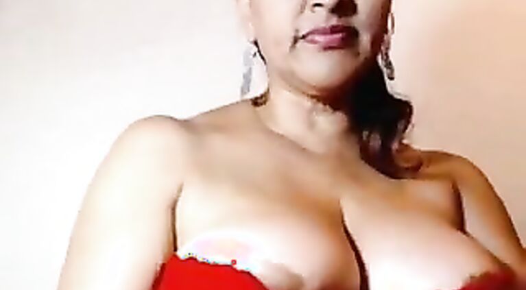 Busty boobs Sumitra aunty in her 2nd mms clip.
