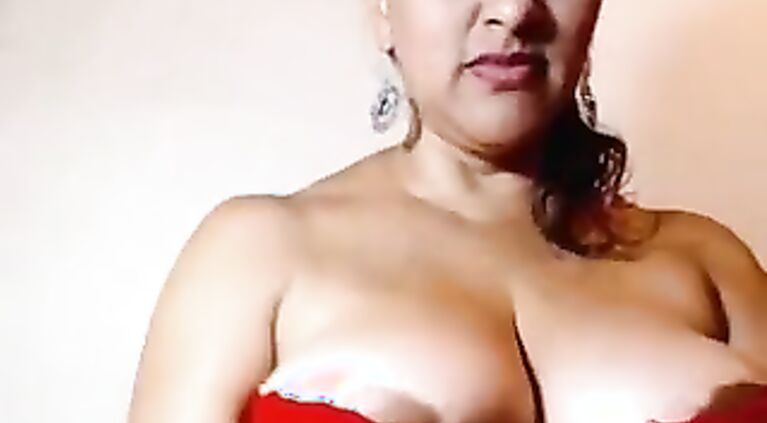 Busty boobs Sumitra aunty in her 2nd mms clip.