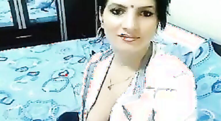 Gorgeous NRI babe online cam sex scandal.