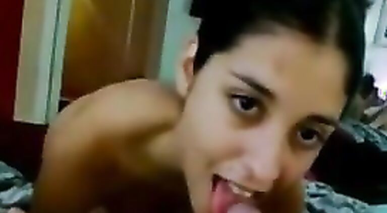 Amateur desi girl knows how to suck.