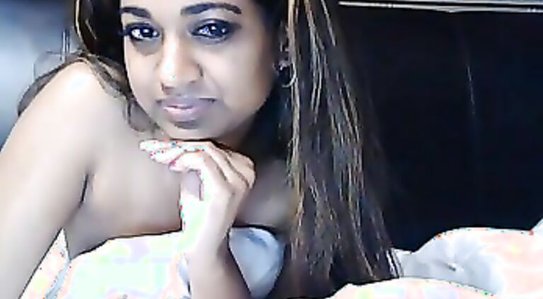 Gorgeous Indian camgirl flashes her boobies.