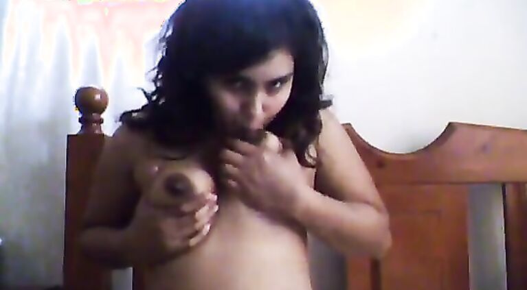 Indian MILF fingering herself on cam.