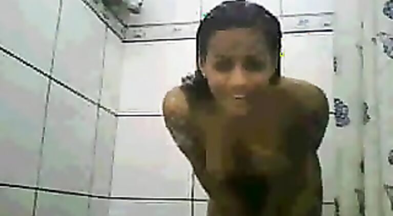 Sexy Babe Doing Cam While In Shower.
