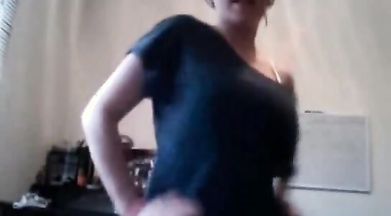 She is stunningthis hot gal has a very cute romantic face
