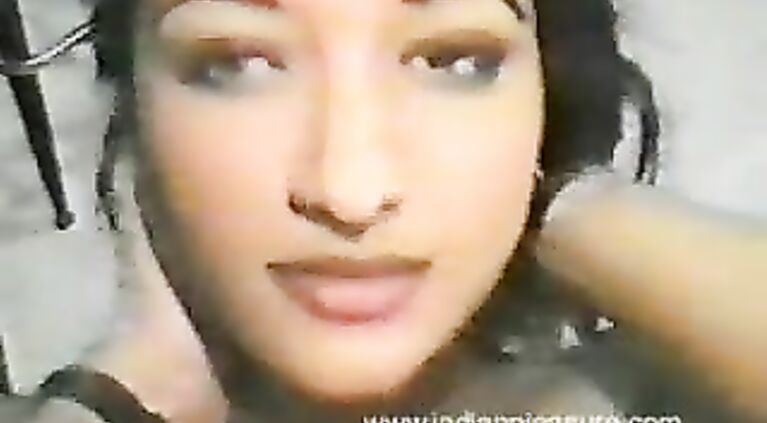 c'est une grosse salope ta copine, j'aimerai bien jouir en elle