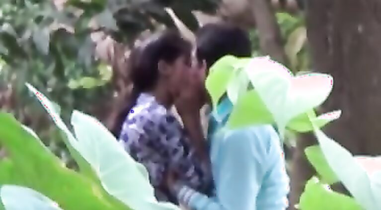 22 she want lips lock wowo beautiful kissing