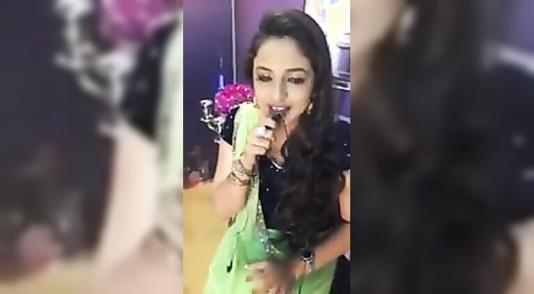 Kamalini mukherjee deep cleavage show intentionally