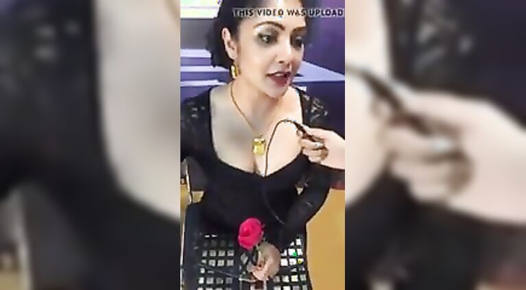 Kamalini mukherjee deep cleavage show intentionally