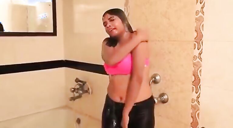 Sexy Desi Tamil aunty shows huge boobs in bathroom