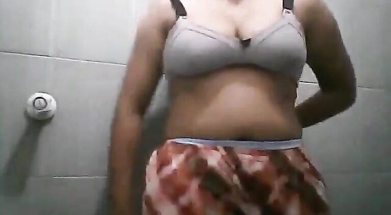 Srilanakan Girl Bathing Part 1