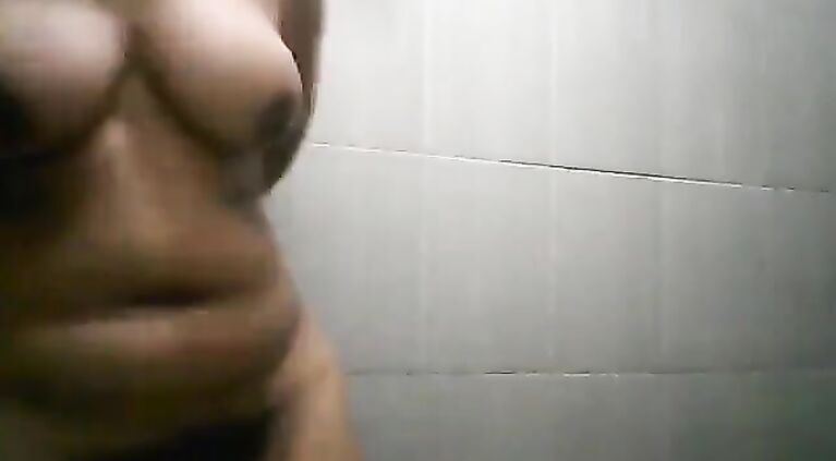 Srilanakan Girl Bathing Part 1