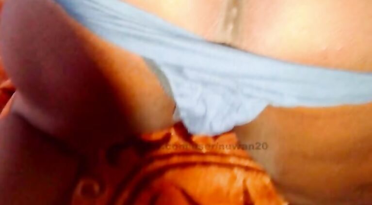 Sri Lankan Mom Flashing Her Blue Pantie (Slaidshow)