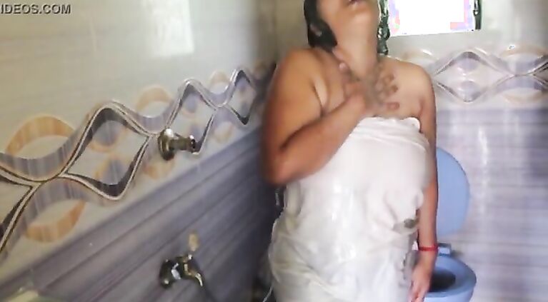 tamil huge bOObs aunty part 1.MP4