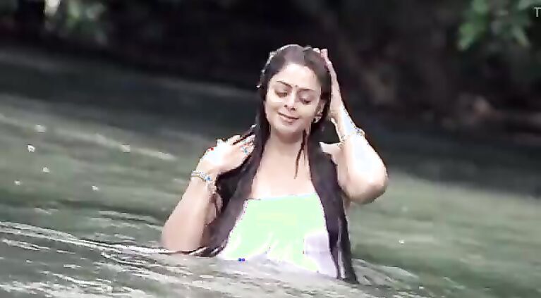 Huge Boob HOUSEWIFE Nagma Bathing Scene