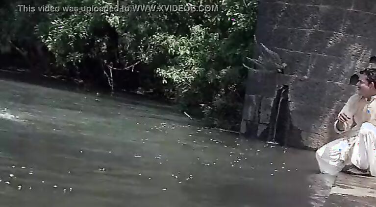 Huge Boob HOUSEWIFE Nagma Bathing Scene