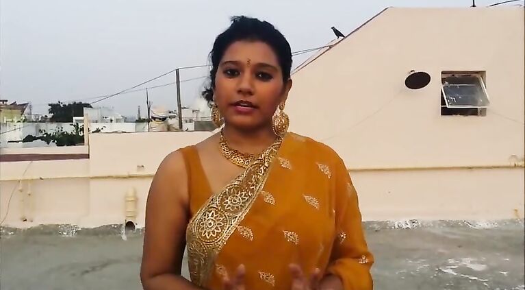beautiful bhabhi wearing saree