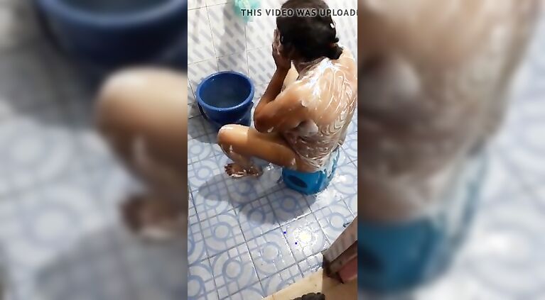 South desi cute aunty dishaniya bathing nude