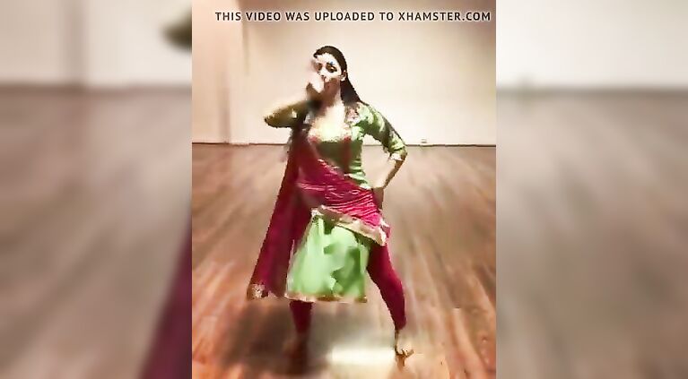 Clothed hot dance by beautiful pretty on hindi song