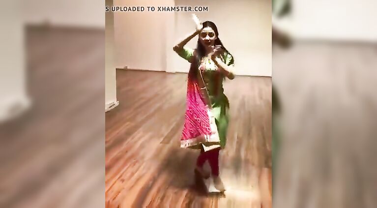 Clothed hot dance by beautiful pretty on hindi song