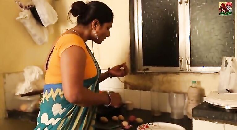 Sexy Aunty Seduces Innocent Boy