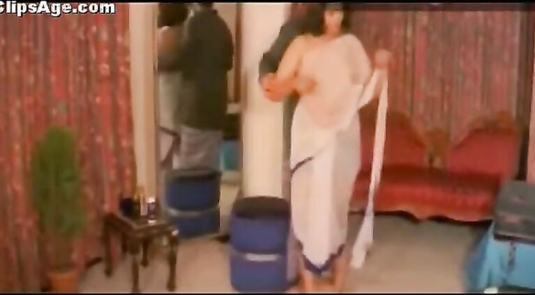 Huge boobed Mallu actress giving you a show that could enlarge your rectina