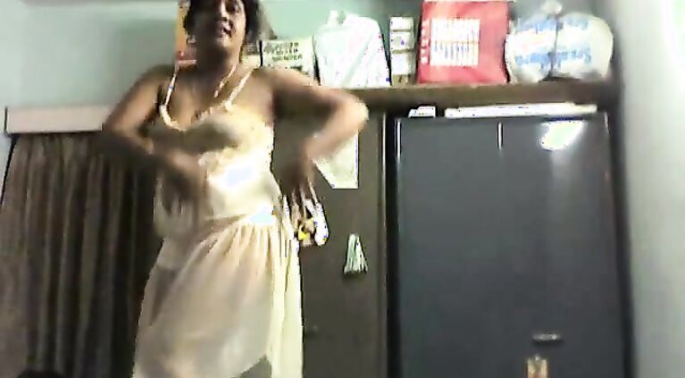 Horny mommy aunty seductive dance!!!