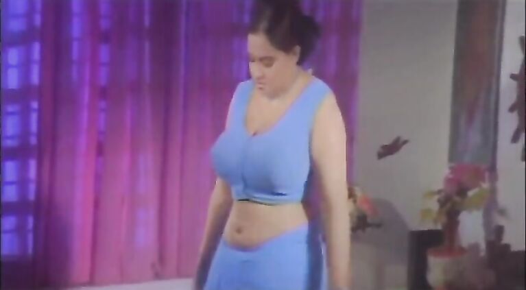 Cute mallu sharmili aunty seducing teenage servant with her boobs