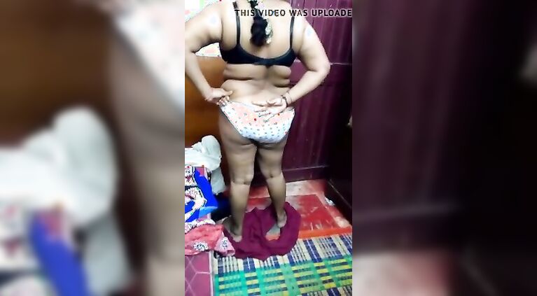 Tamil Plump Aunty Show her curves
