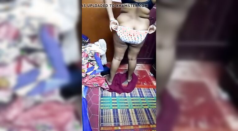 Tamil Plump Aunty Show her curves