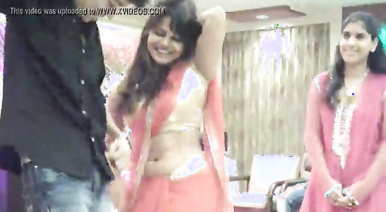 Beautiful Girl Shows her Naval at a Family Function