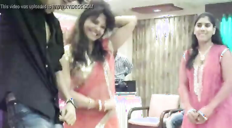 Beautiful Girl Shows her Naval at a Family Function