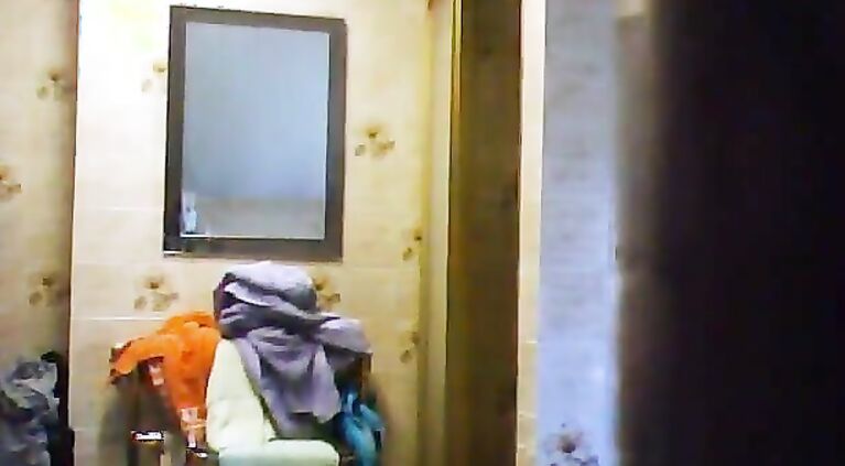 Unaware Mommy Showering