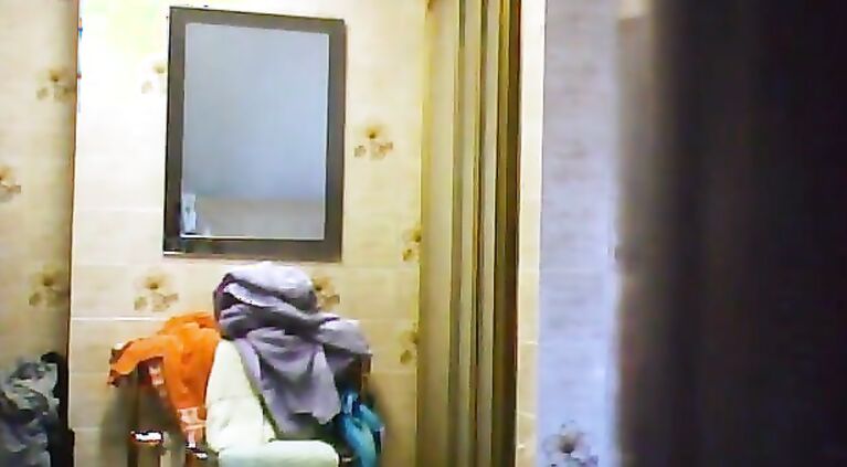Unaware Mommy Showering