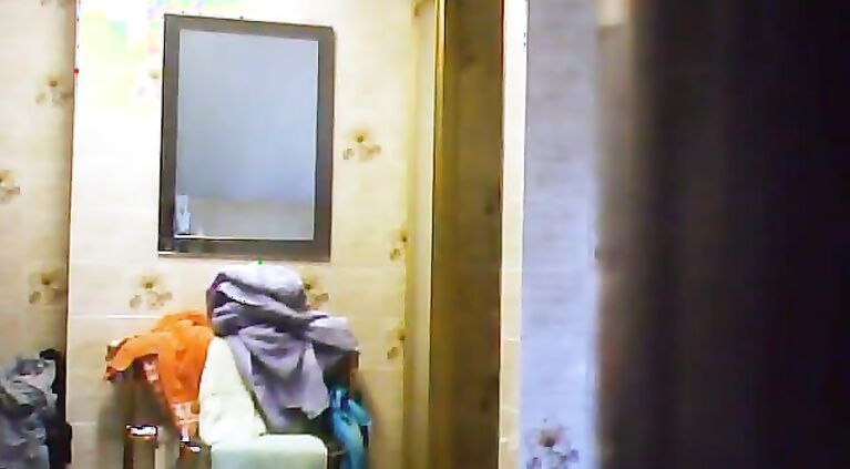 Unaware Mommy Showering