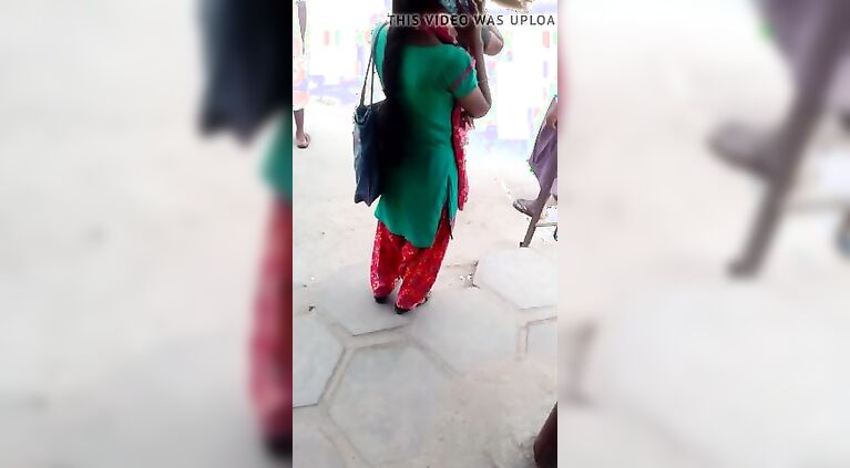 Indian nymphos girl sexy view in busstop (cute closeup) part 2